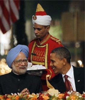 U.S. President Barack Obama (R) speaks with India's Prime Minister Manmohan Singh during their state dinner at Rashtrapati Bhavan in New Delhi November 8, 2010.