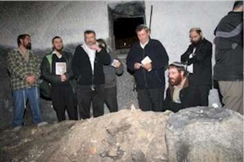 Jews return to Patriarch Joseph s tomb to pray repair damage.