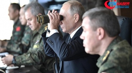 Putin watches military exercise