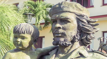Statue of Che Guevara carrying a young boy. 