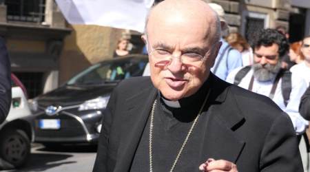 Archbishop Viganò prays the rosary at the 2017 Rome March for Life
