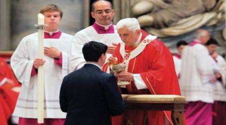 Pope Benedict give out Holy Communion