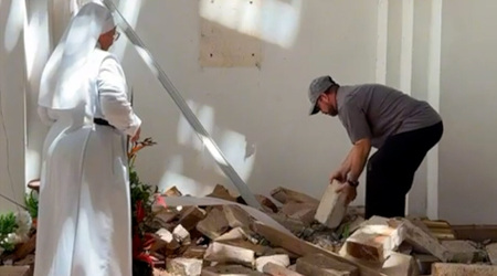 "The Eucharist is the Life of the Church": a Priest Recovers the Hosts after the Earthquake in Colombia "The Eucharist is the Life of the Church": a Priest Recovers the Hosts after the Earthquake in Colombia