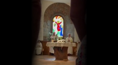 The Nuns Who Pretend to Concelebrate Mass (VIDEO)